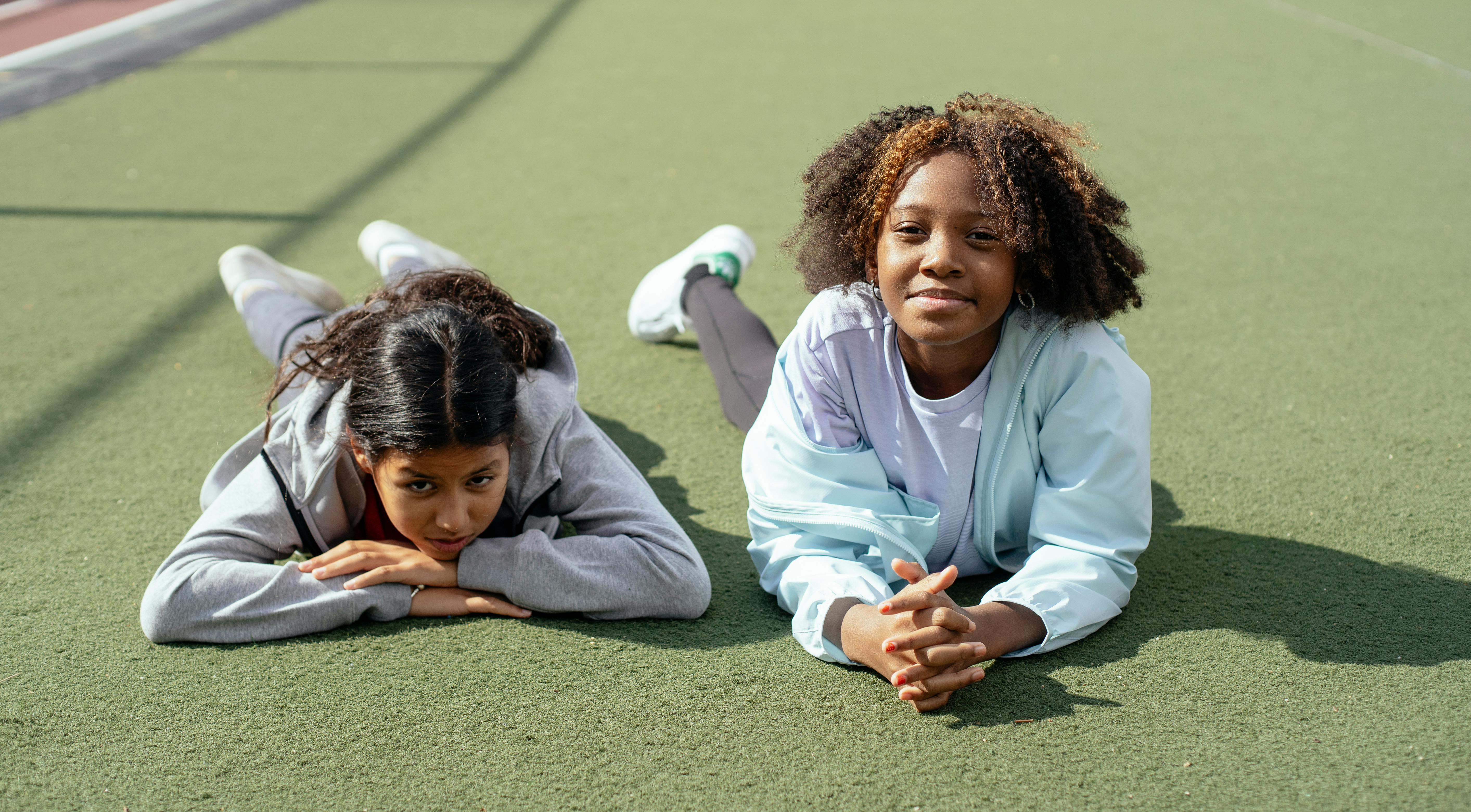 企业宣传片拍摄现场与团队沟通画面